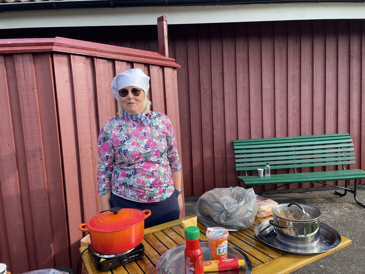 Korvgumman Gunilla serverade korv med bröd och kaffe med hemmabakad kaka