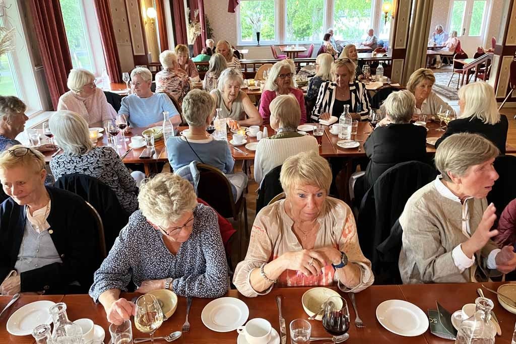 Tre rätters middag serverades 19.00